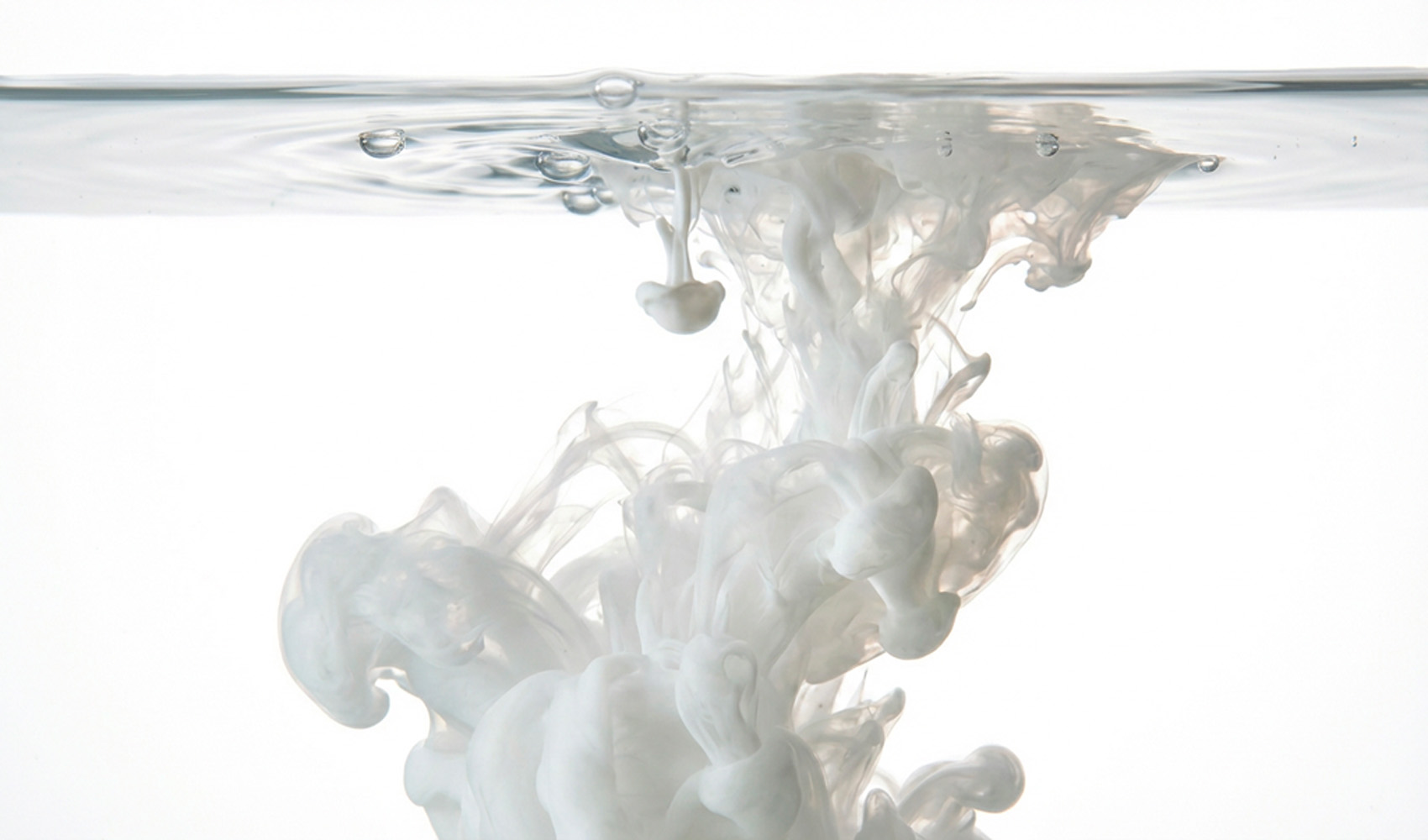 資材を持って作業する様子